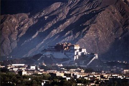 Situado en la Montaña Hongshan en Lhasa, capital de la Región Autónoma del Tibet, el Palacio Potala se encuentra a 3.700 metros sobre el nivel del mar. Se dice que el rey Sontsan Gampo mandó construir este magnífico palacio de mil salas y pabellones en el año 631, con motivo de la llegada de la princesa Wen Cheng. Declarado Patrimonio de la Humanidad por la Unesco en 1994, es uno de los lugares sagrados de los budistas.