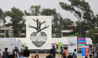El grafiti 'Futuro', junto a los Plenarios de la Cumbre del Clima.