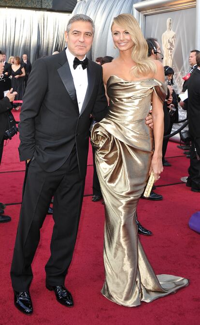 El actor George Clooney, acompañado de Stacy Kiebler, llega a la 84 edición de los premios Oscar. Kielber viste un modelo de Marchesa.