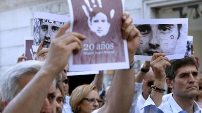 Varias de las personas participan esta tarde en el homenaje organizado por el PP de Valladolid a Miguel Ángel Blanco.