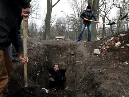 Varias personas trabajan en un refugio subterráneo de la II Guerra Mundial para protegerse ante un posible ataque en Lviv.