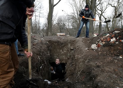 Varias personas trabajan en un refugio subterráneo de la II Guerra Mundial para protegerse ante un posible ataque en Lviv.