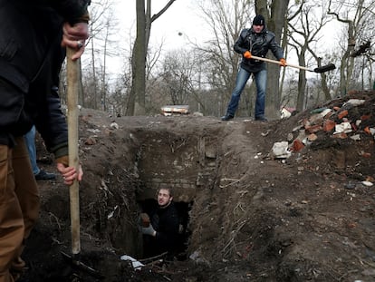 Varias personas trabajan en un refugio subterráneo de la II Guerra Mundial para protegerse ante un posible ataque en Lviv.