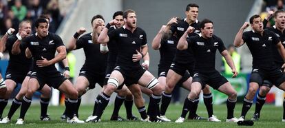 Los All Blacks haciendo el haka.