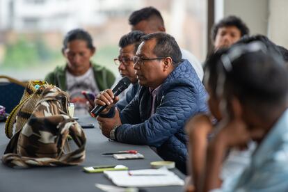 Fabio Valencia durante un diálogo con líderes indígenas.
