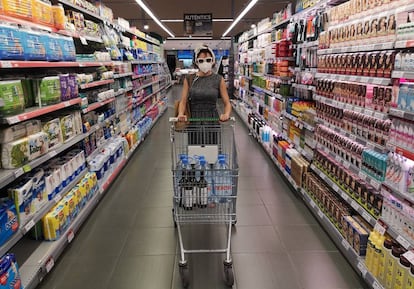 Imagen de la obra 'Audioguía para supermercados en tiempos de pandemia', de la compañía CaboSanRoque, que se estrenará en el festival Temporada Alta de Girona.