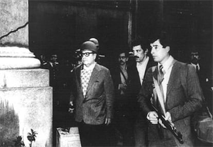 El presidente chileno Salvador Allende (izquierda) el 11 de septiembre de 1973 organizando la defensa del Palacio de la Moneda.