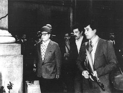 El presidente chileno Salvador Allende (izquierda) el 11 de septiembre de 1973 organizando la defensa del Palacio de la Moneda.