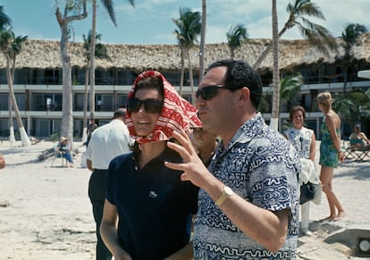 Jackie en México. Tras el asesinato de su marido, JFK, Jacqueline Kennedy buscaba alejarse de la intensa atención mediática y encontró en México un refugio tranquilo para descansar. En marzo de 1968 disfrutó de unas vacaciones privadas en la isla de Cozumel. En la foto, Jackie aparece con un pañuelo anudado en la cabeza -su accesorio favorito para viajes y ocasiones informales- y gafas de sol oscuras. (Bettmann Archive/Getty Images)