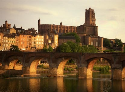 Catedral y puente sobre el Tarm, en Albi