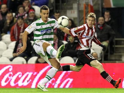 Muniain y Añibarro disputan el balón.