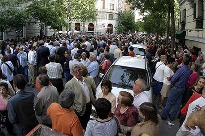 Cientos de clientes de Fórum Filatélico se concentraron el miércoles en la sede de la empresa en Madrid para recabar información sobre su dinero.
Leopoldo Aksianzow, uno de los afectados, con su mujer, Rosa Ruiz.