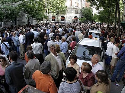 Cientos de clientes de Fórum Filatélico se concentraron el miércoles en la sede de la empresa en Madrid para recabar información sobre su dinero.
Leopoldo Aksianzow, uno de los afectados, con su mujer, Rosa Ruiz.