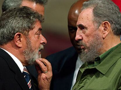 Luiz Inácio Lula da Silva y Fidel Castro, ayer, durante la firma de acuerdos en el palacio de la Revolución de La Habana.