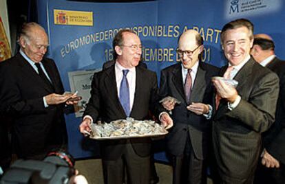 Luis Valls, Rodrigo Rato, José Luis Leal y Miguel Blesa, en la presentación ayer de los <i>euromonederos</i>.