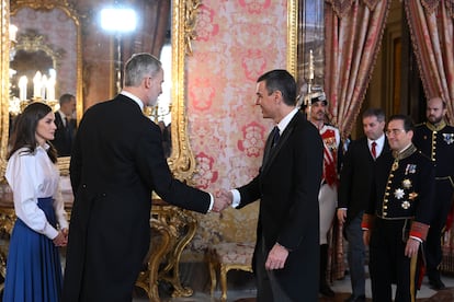 Los Reyes saludan a Pedro Sánchez, este jueves en el Palacio Real.