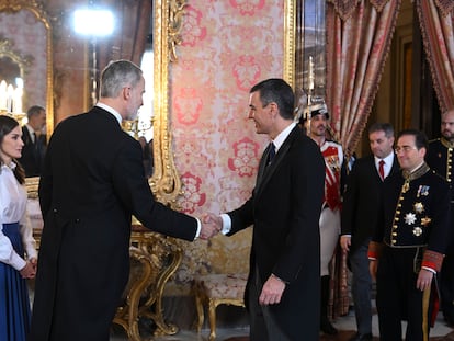 Los Reyes saludan a Pedro Sánchez, este jueves en el Palacio Real.