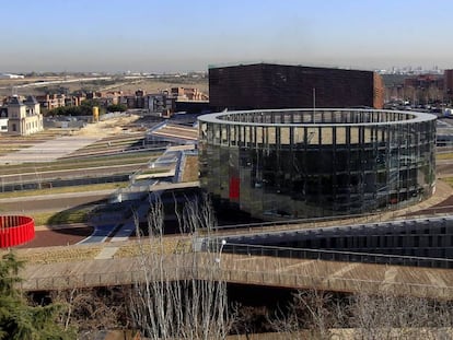 Vista panorámica de las obras paralizadas del Centro de Creación de las Artes de Alcorcón (Madrid), en marzo de 2012.