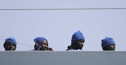 Migrantes desembarcan en el puerto siciliano de Augusta.