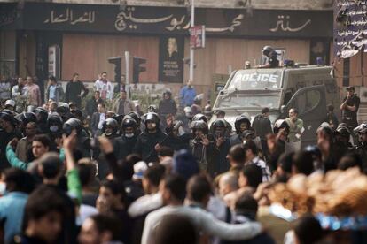 Policías egipcios durante las protestas en la plaza Tahrir contra el presidente egipcio Mohamed Morsi
