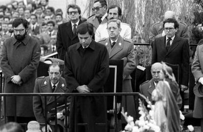 Narcís Serra, Felipe González y Eduardo Serra, en la base de la División Acorazada Brunete, el 8 de diciembre de 1982.