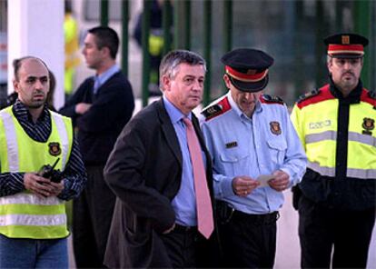 Joan Unió, máximo jefe de los Mossos d'Esquadra, de paisano, ante la cárcel de Quatre Camins.