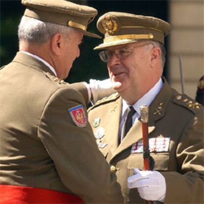 El general Luis Alejandre entrega el bastón de mando a su sucesor, el general José Antonio García González.
