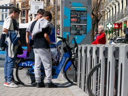 Varios jóvenes con junto a una bicicleta de Bicimad, el pasado 29 de marzo.