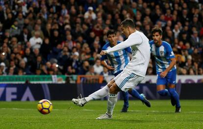 El jugador del Real Madrid, Cristiano Ronaldo marca un penalti.