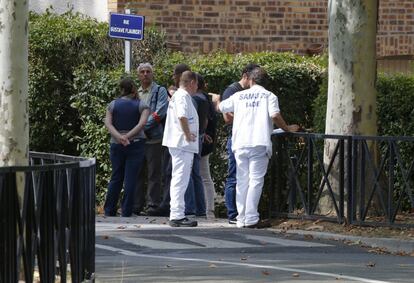 Oficiales de la policía francesa y personal médico hablan después del ataque con arma blanca.