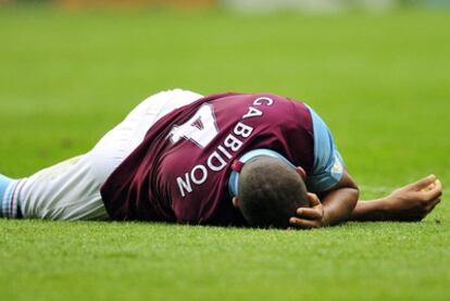 El defensa galés del West Ham Daniel Gabbidon, tendido en el césped durante el partido ante el Wigan, que certificó el descenso de los <i>hammers</i> a la Segunda División inglesa.