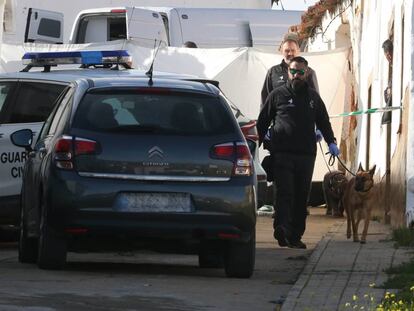 Athor, en primer plano, y Marley, con sus agentes encargados saliendo de la casa del asesino confeso Bernardo Montoya.