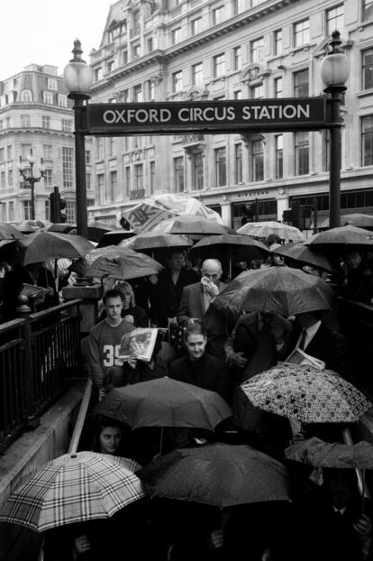 Bajo la lluvia de la capital, habitantes de Londres acuden a Oxford Street, una de las zonas de tiendas más destacadas al oeste de la ciudad.