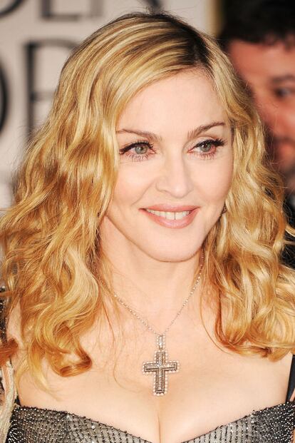 Madonna, en toda su madonnitud con su cruz y sus raíces negras.
