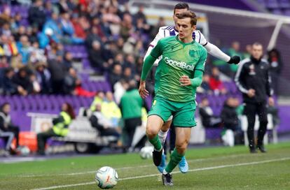 Llorente, central de la Real Sociedad, se anticipa a un rival durante el partido disputado en Valladolid.