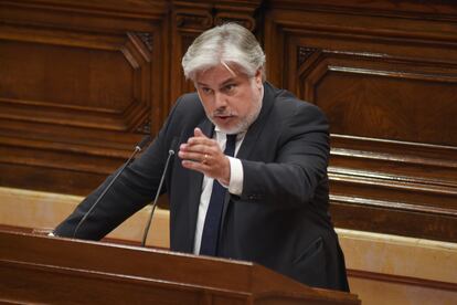 El presidente de Junts en el Parlament, Albert Batet, durante la comparecencia de Illa.