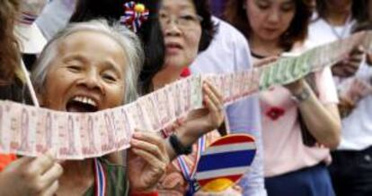 El líder antigubernamental, Suthep Thaugsuban (no fotografiado), recolecta dinero de sus simpatizantes durante una protesta en Bangkok (Tailandia) hoy. Miles de manifestantes continúan en las calles para recaudar fondos para los agricultores que no han recibido todavía el dinero del gobierno por sus cosechas.
