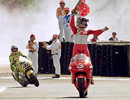 El italiano Max Biaggi celebra su triunfo ante su compatriota Valentino Rossi en los 500 cc.