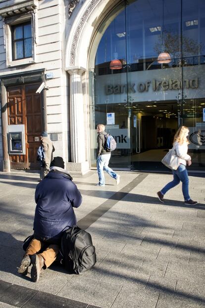 El sector bancario irlandés lleva cinco años en el ojo del huracán. El Anglo Irish Bank recibió 34.000 millones de euros; Allied Irish Banks, 20.000; Bank of Ireland, 4.700 y el IL&P, 4.000 de dinero público en septiembre de 2008. Este descomunal esfuerzo, cuando el PIB irlandés es apenas de 150.000 millones, desembocó en un enorme endeudamiento público, el detonante del rescate.