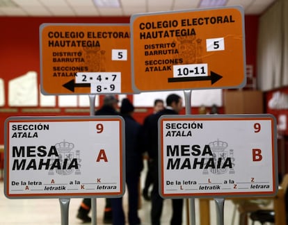 El Ayuntamiento de Pamplona ha comenzado a primera hora de esta mañana el montaje de las 200 mesas repartidas por los 23 colegios electorales que este próximo domingo funcionarán en la capital navarra.