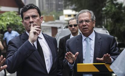 El juez Sergio Moro (izquierda), antes de reunirse con Bolsonaro este jueves.