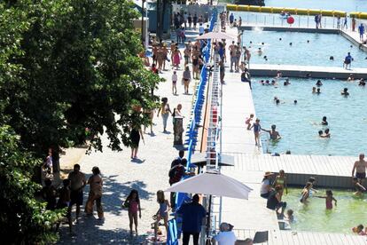 Vista de las piscinas en el interior del vaso del canal del Bassin de la Villette, en París. 