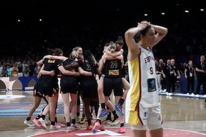 Las jugadoras belgas celebran la victoria en la final del EuroBasket Femenino ante España.
