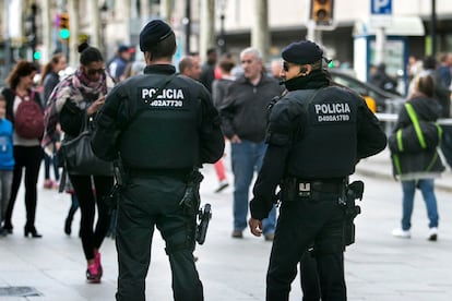 Dos agentes de los Mossos d'Esquadra en Barcelona.