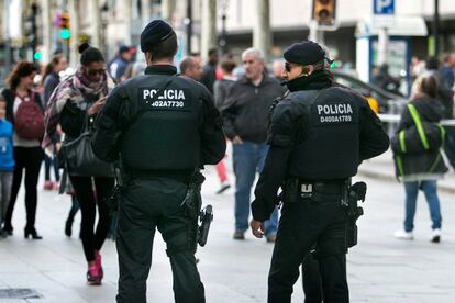 Dos agentes de los Mossos d'Esquadra en Barcelona.