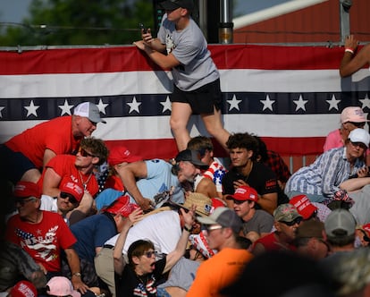 Asistentes al mitin de Trump, tras el caos que desataron los disparos de Trump.