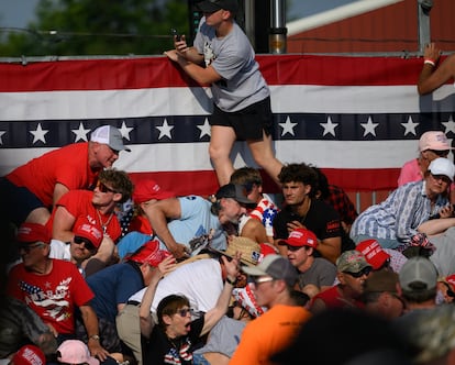 Asistentes al mitin de Trump, tras el caos que desataron los disparos de Trump. 