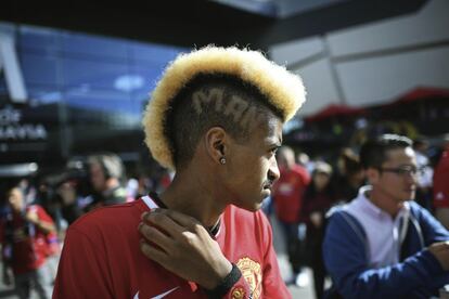 Un seguidor del Manchester United posa en las inmediaciones del Friends Arena.