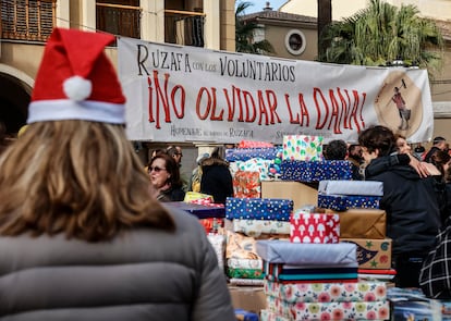 Reparto de regalos en una cabalgata solidaria en Paiporta (Valencia).