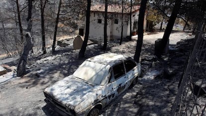 Un vehículo quemado en el incendio de Beneixama (Alicante).